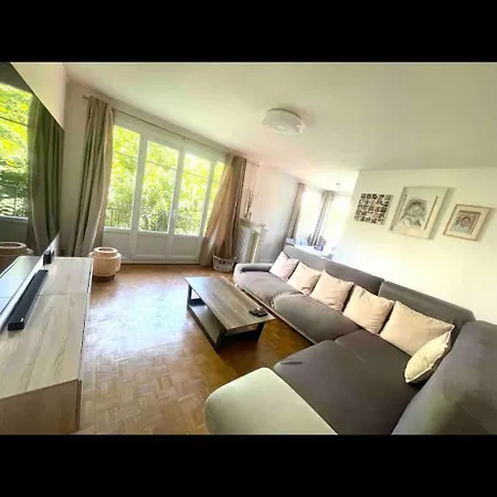 Elegant 2br With Balcony & Free Parking アパート