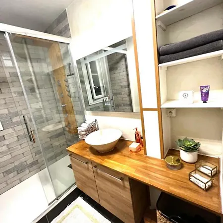 アパート Elegant 2br With Balcony & Free Parking