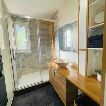 Elegant 2br With Balcony & Free Parking * イヴリー＝シュル＝セーヌ