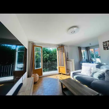 Elegant 2br With Balcony & Free Parking アパート