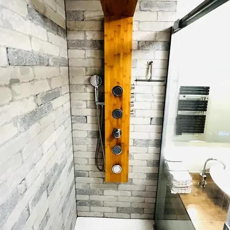 Elegant 2br With Balcony & Free Parking * イヴリー＝シュル＝セーヌ