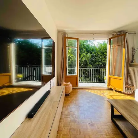 Elegant 2br With Balcony & Free Parking アパート