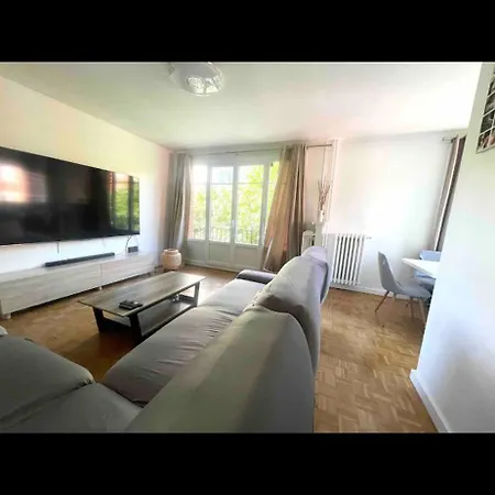 Elegant 2br With Balcony & Free Parking *