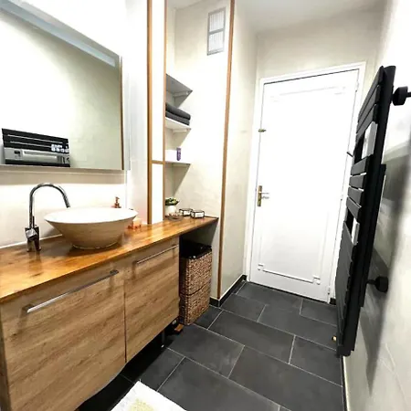 Elegant 2br With Balcony & Free Parking アパート