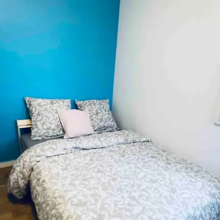 Elegant 2br With Balcony & Free Parking アパート *